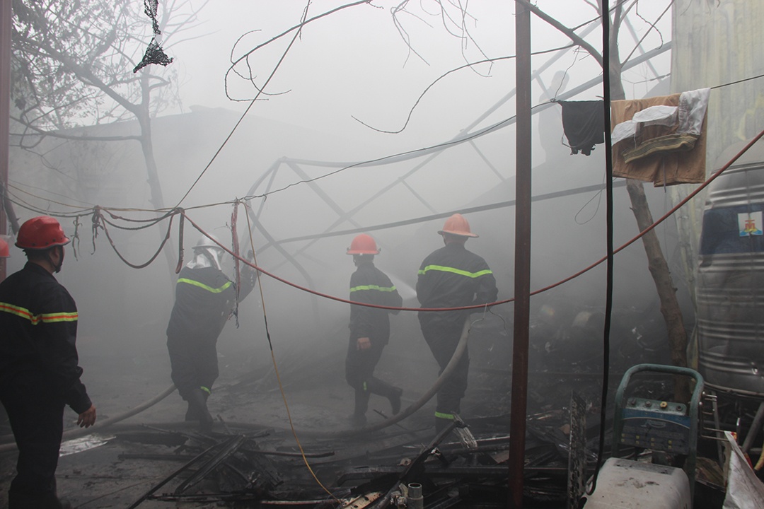 Kho noi that oto rong 100 m2 do sap vi chay hinh anh