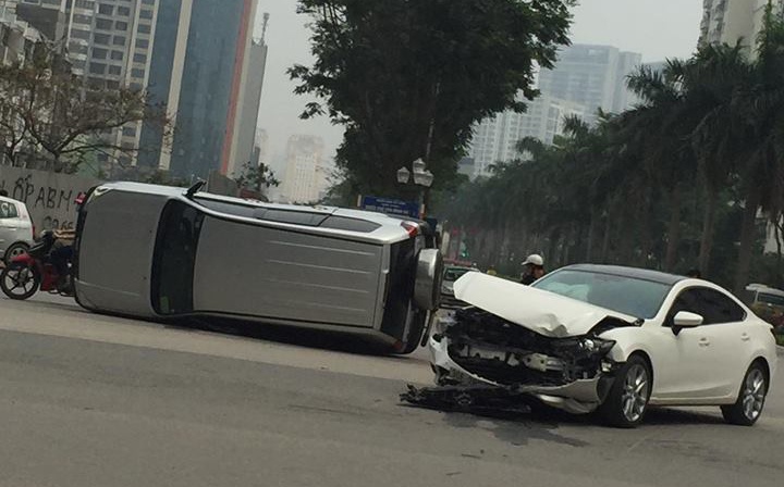 ôtô 7 chỗ lật nghiêng giữa phố ảnh 1 oto 7 cho lat nghieng giua pho anh 1