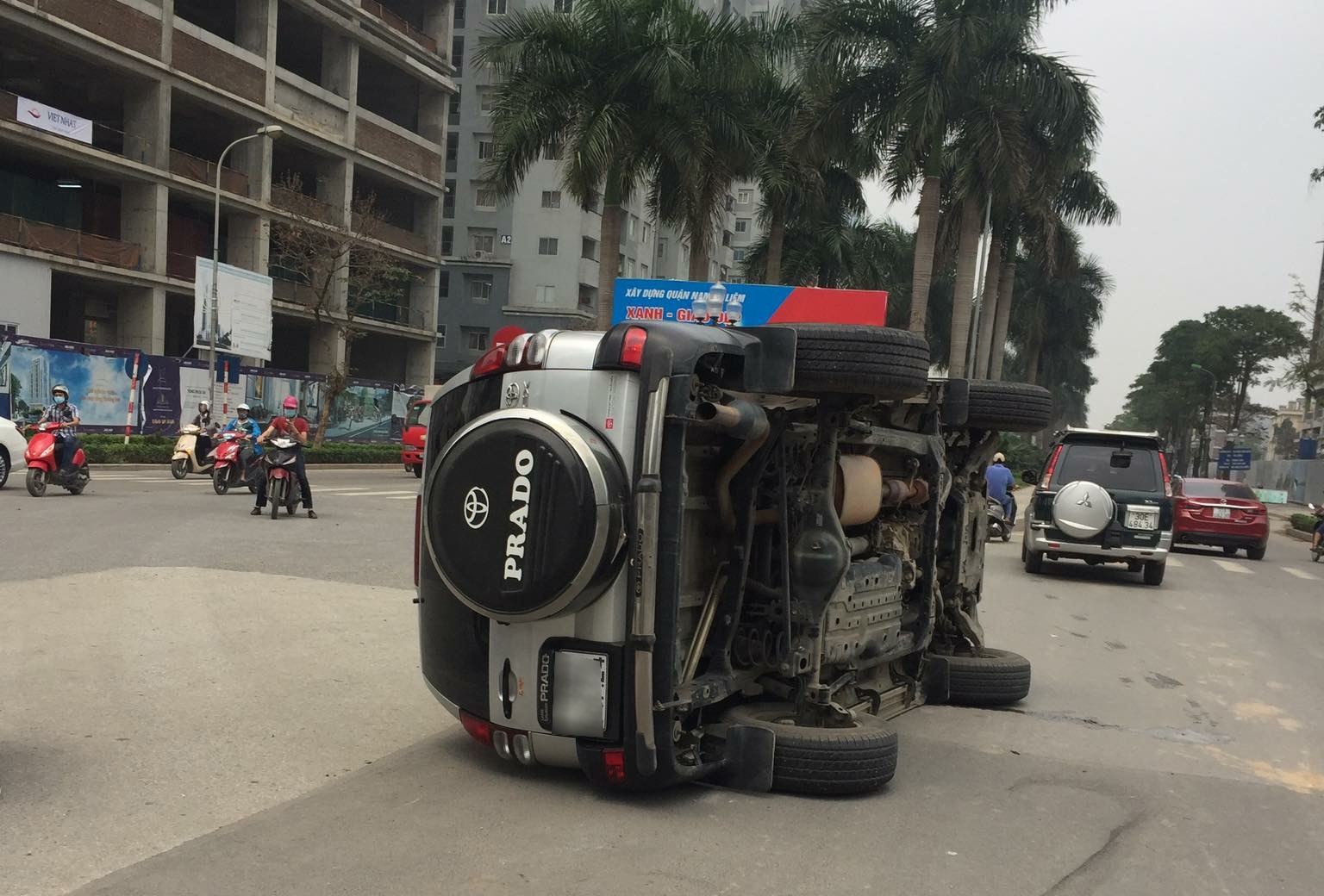 Xe Mazda6 huc oto 7 cho lat nghieng giua pho hinh anh