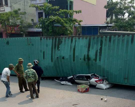 xe container de bep xe con o Nam Dinh anh 1