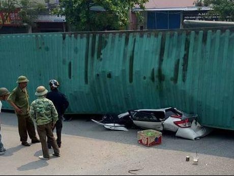 Xe container lat de bep oto con, 2 nguoi tu vong hinh anh