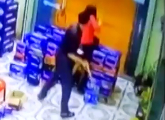 Chong dung dieu cay quat lien tiep vao nguoi vo hinh anh