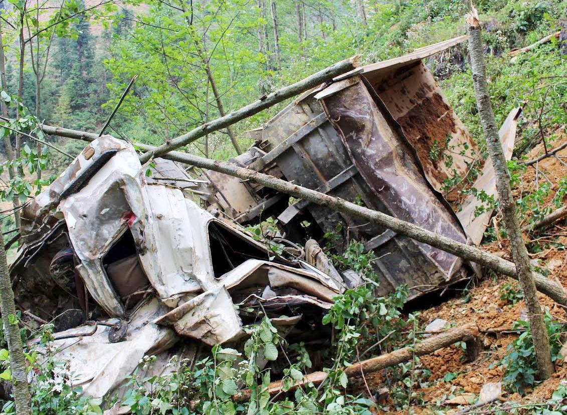 4 nguoi tu vong trong cabin xe tai duoi vuc sau hinh anh