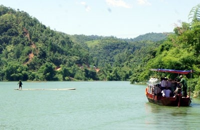 Tim thay thi the 3 nan nhan mat tich tren ho thuy dien Thac Xang hinh anh