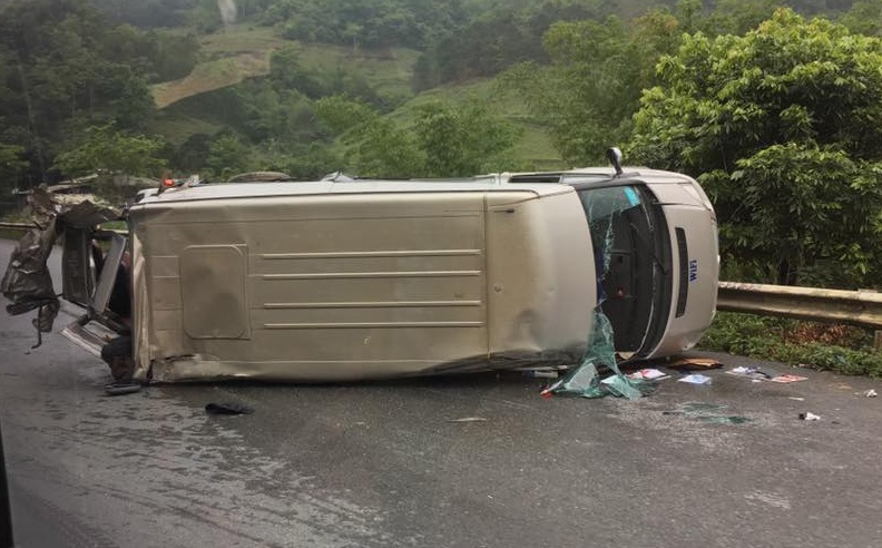 Hai xe khach dam nhau, 6 nguoi bi thuong hinh anh