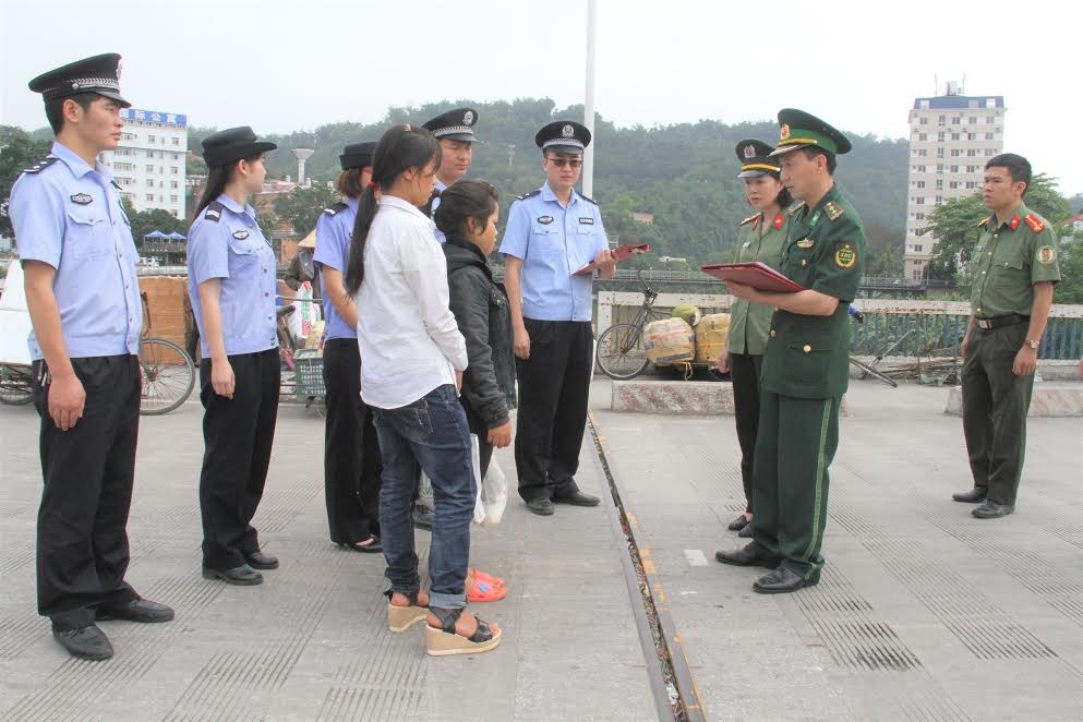 Hai co gai bi lua ban sang Trung Quoc duoc giai cuu hinh anh