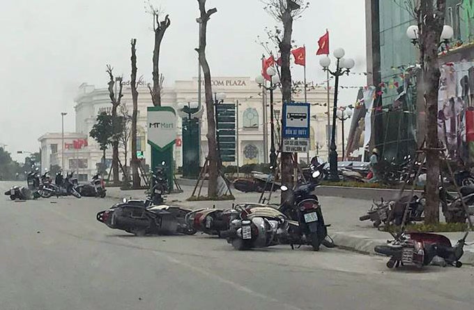 Con giong loc manh khien hang chuc xe may do tren duong hinh anh