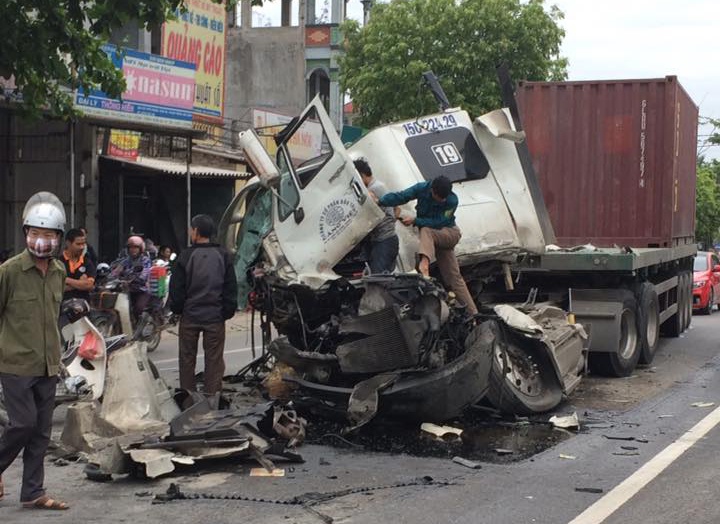 Đâm vào xe romooc container nát bét đầu ảnh 1 Dam vao xe romooc container nat bet dau anh 1