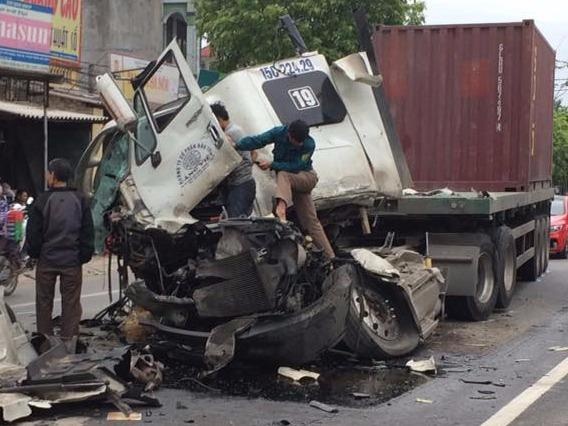 Tai xe thoat chet du xe container bi nat dau hinh anh