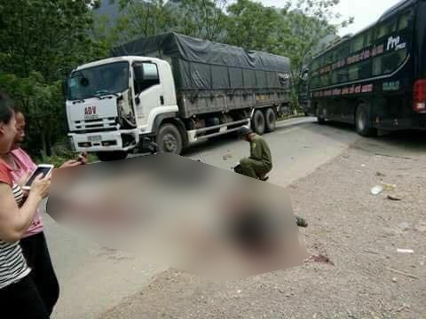 Xe may dau dau oto tai, hai thanh nien tu vong hinh anh