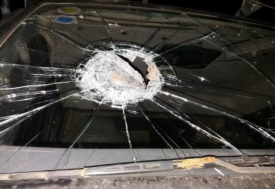 Xe tai bi nem gach thung kinh tren quoc lo hinh anh