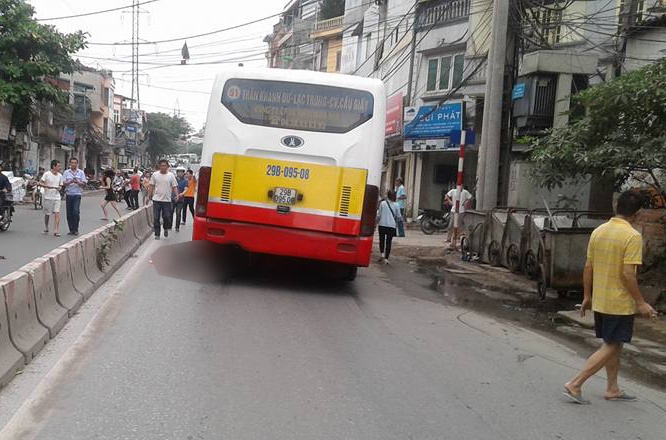 thanh niên tử vong dưới gầm xe buýt ảnh 1 thanh nien tu vong duoi gam xe buyt anh 1