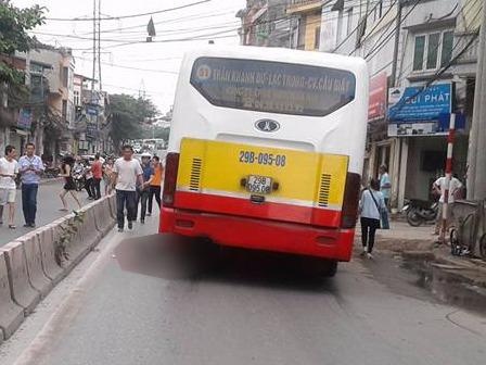 Nam thanh nien tu vong duoi gam xe buyt hinh anh