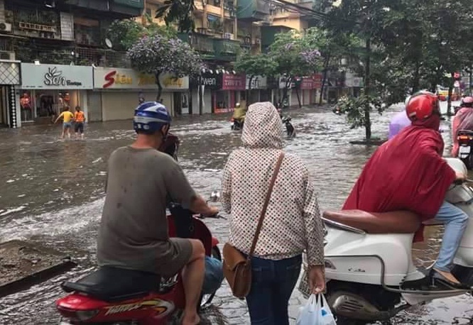 Duong Ha Noi ngap sau con mua ngan hinh anh