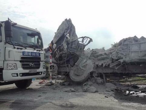 Hai tai xe xe tai tu vong sau cu dam truc dien hinh anh