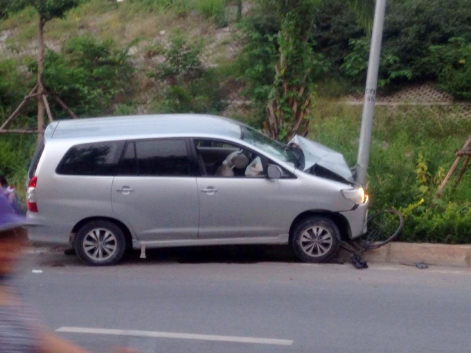 Ôtô đâm liên hoàn trên phố Hà Nội ảnh 1 Oto dam lien hoan tren pho Ha Noi anh 1