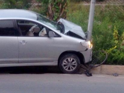 Toyota Innova dam lien hoan tren pho, 4 nguoi bi thuong hinh anh