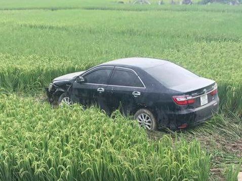 Xe Camry dam chet 3 hoc sinh hinh anh