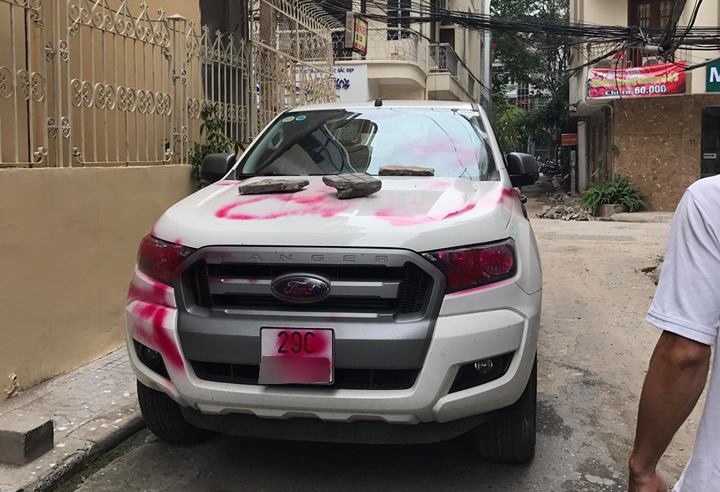 ôtô bị vẽ sơn đỏ quanh xe ảnh 2 oto bi ve son do quanh xe anh 2
