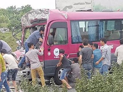 Dung xa beng cay cua cuu tai xe xe khach sau cu dam bep dau voi xe tai hinh anh