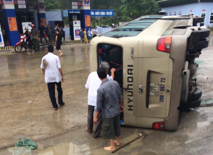 Hon 10 nguoi thoat chet tren xe du lich bi lat hinh anh