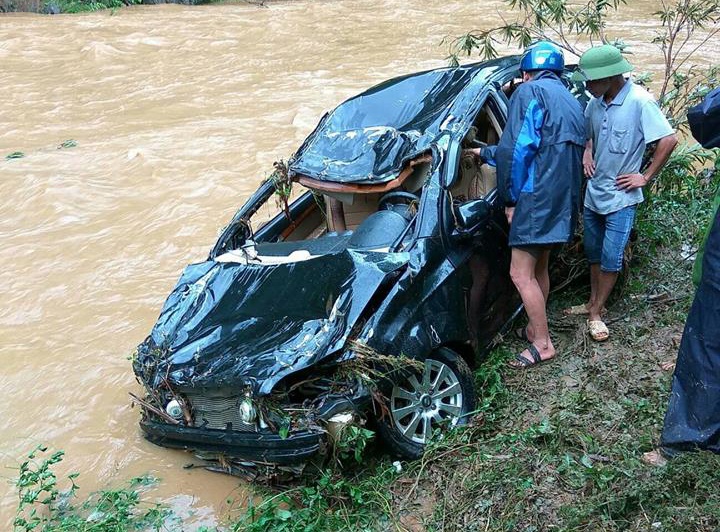 Mua lu lon cuon troi oto, nhan vien ke toan thiet mang hinh anh