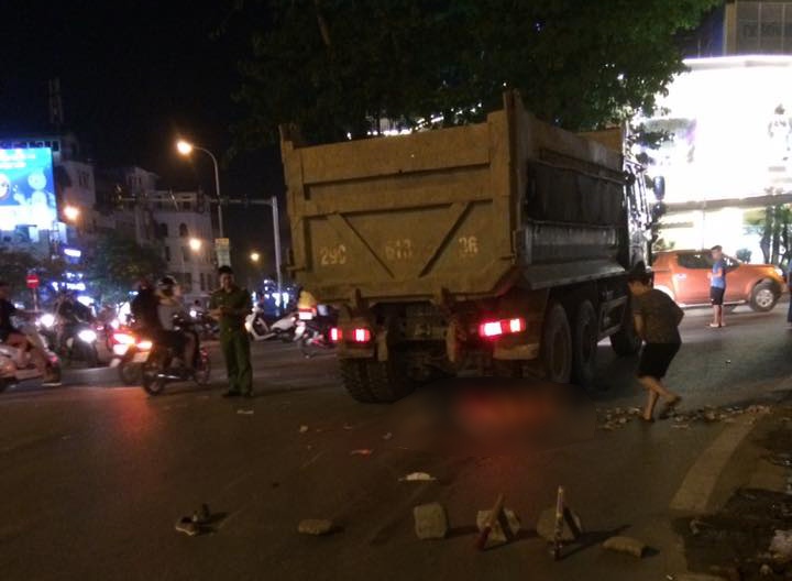 Oto tai can tu vong co gai di xe may tren pho hinh anh