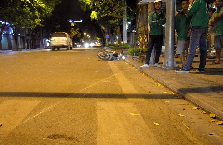 Xe cứu thương đâm người ảnh 2 Xe cuu thuong dam nguoi anh 2