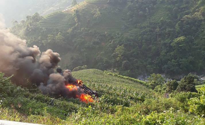 Xe Innova boc chay khi lao xuong vuc tren duong len Sa Pa hinh anh