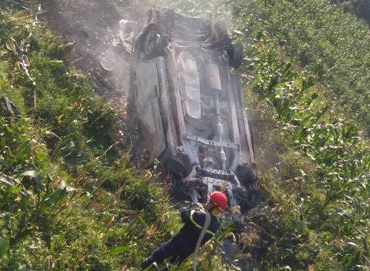 Innova lao xuống vực bốc cháy ảnh 1 Innova lao xuong vuc boc chay anh 1