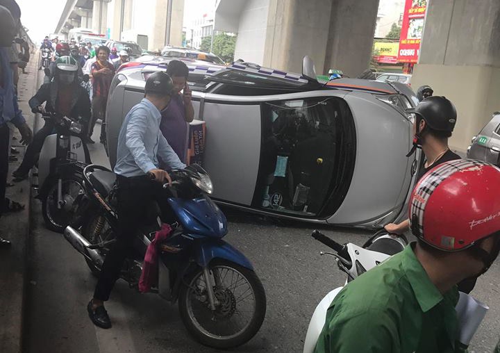 Taxi lat ngang duoi ham chui Nguyen Trai, giao thong un tac hinh anh