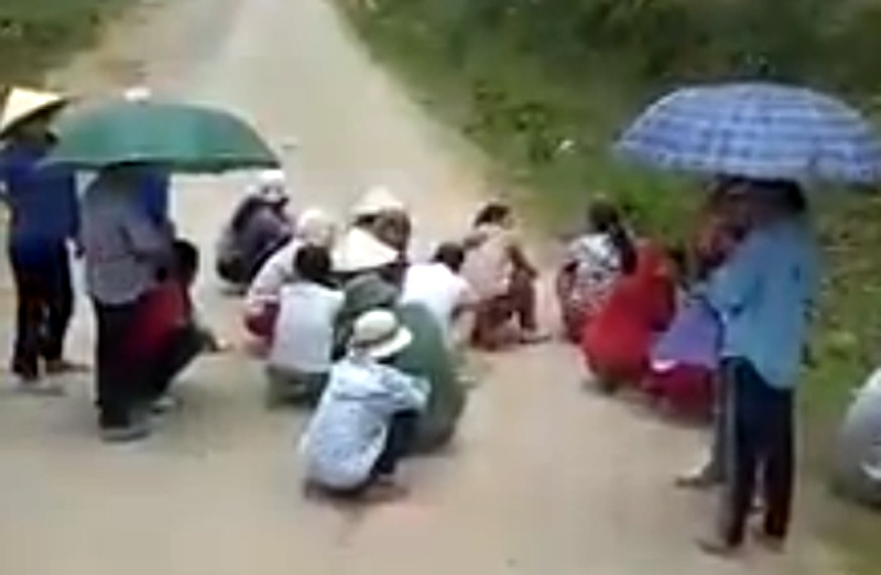 Dan chan oto cho lon de xin tien lai xe hinh anh