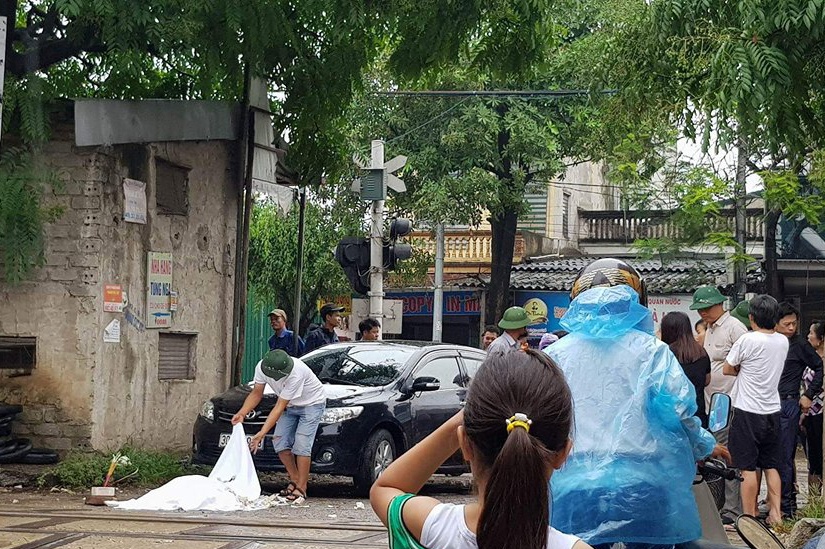 Nguoi phu nu bi tau hoa tong tu vong tai duong ngang dan sinh hinh anh