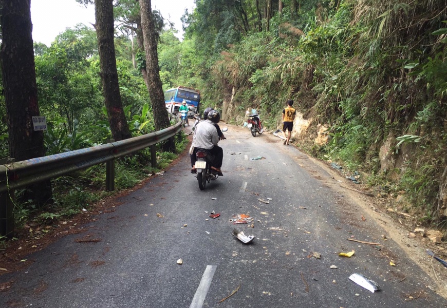 Xe cho hoc sinh dam vach nui anh 2