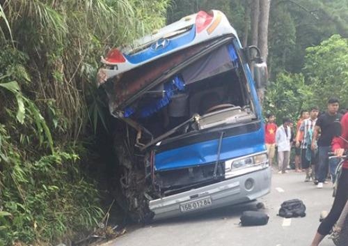 Xe 45 cho cho hoc sinh di du lich dam vao vach nui hinh anh