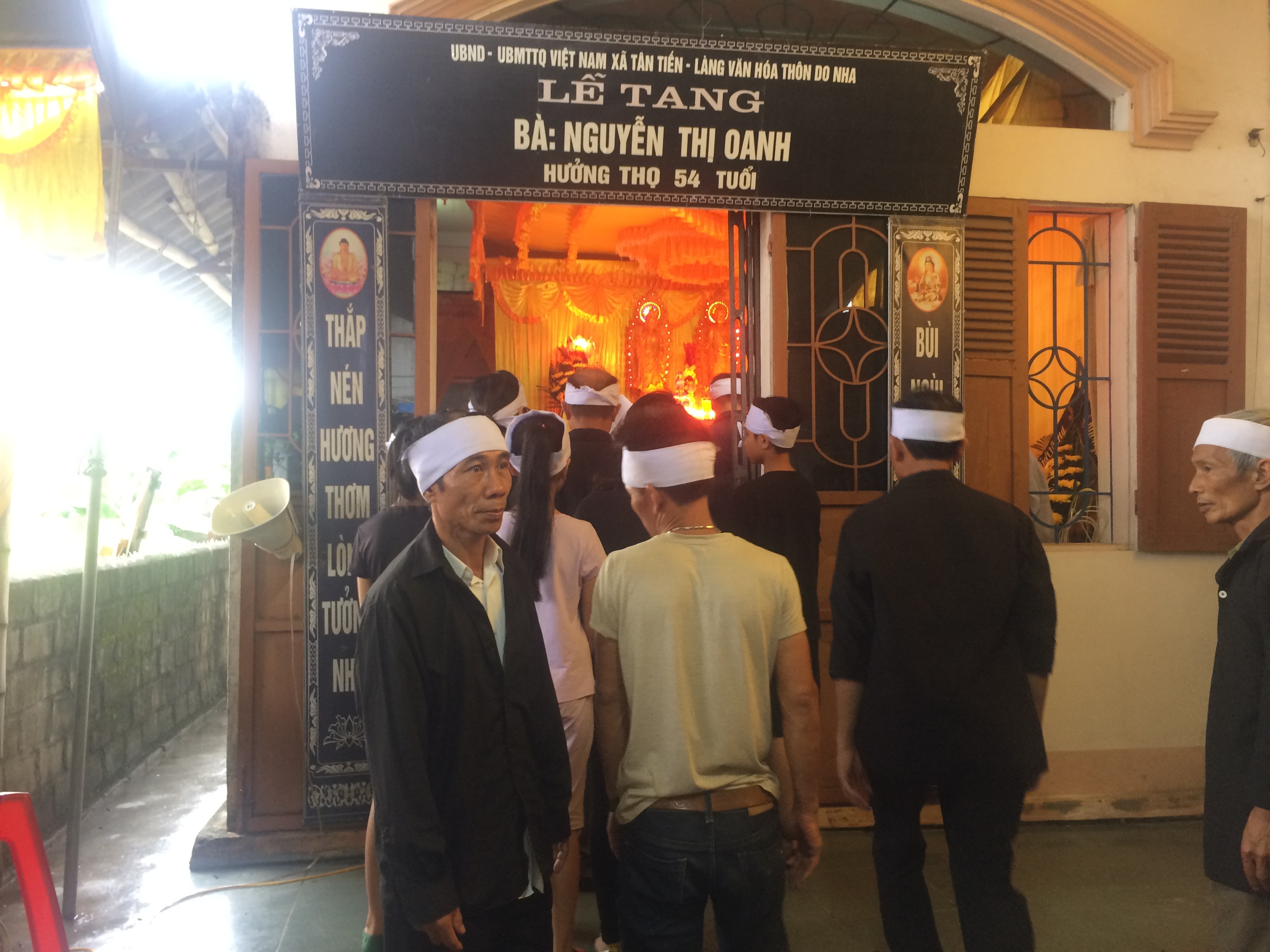 Xe cho doan du lich dam vach nui anh 1