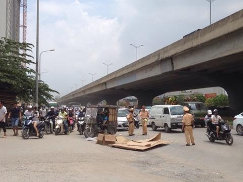 Xe 3 banh de nguoi dan ong tu vong tren pho hinh anh