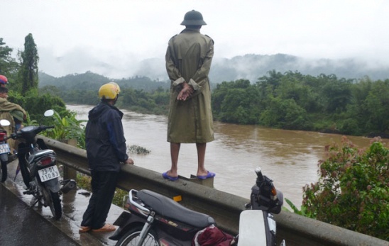 Bi thu thon cung con trai mat tich khi danh ca tren song hinh anh