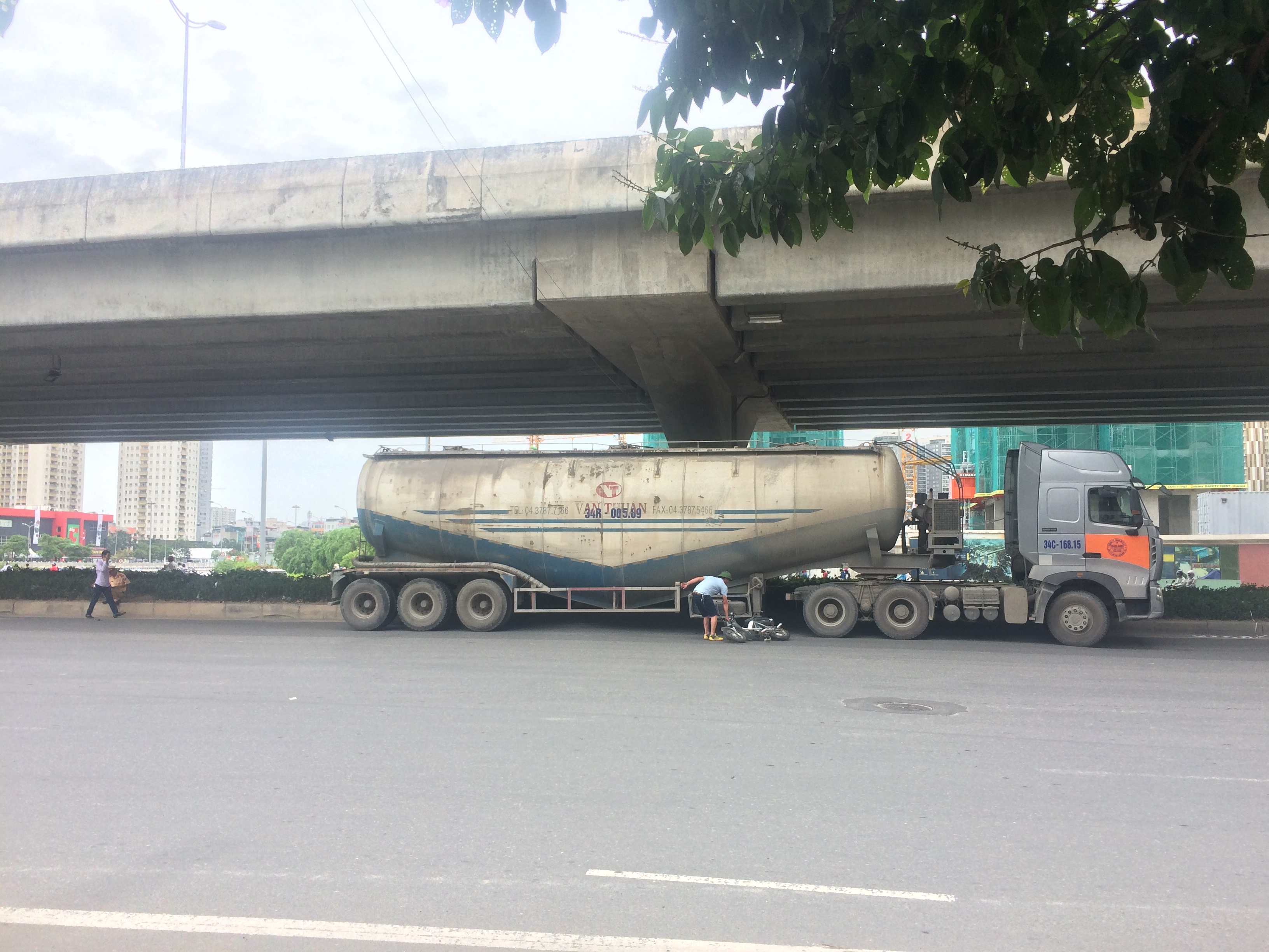 xe bon cuon co gai vao gam anh 2