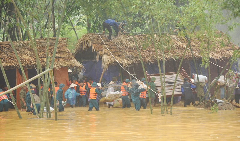 Ba nguoi bi thuong khi no min dien tap ung pho bao lut hinh anh