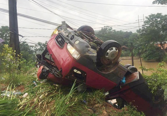 Xe cho khach lat ngua xuong ho nuoc, 10 nguoi bi thuong hinh anh