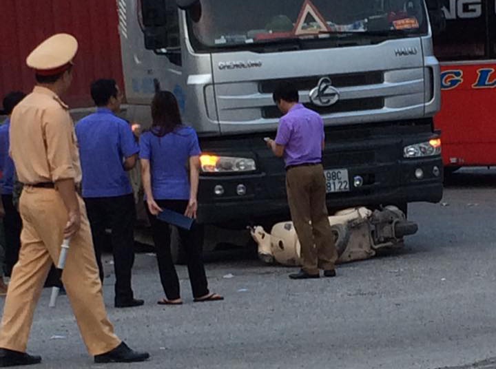 Nu trung uy cong an bi xe dau keo can tu vong hinh anh