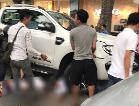 Chuc nguoi nhac Ford Ranger cuu 2 nan nhan bi cuon vao gam xe hinh anh