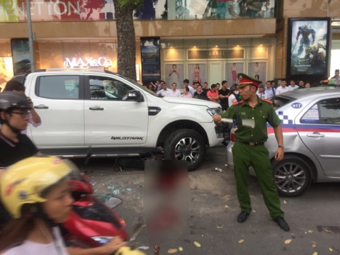 Cuu 2 nan nhan bi cuon vao gam xe Ford Ranger hinh anh