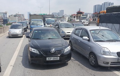 Container va cham oto con anh 2