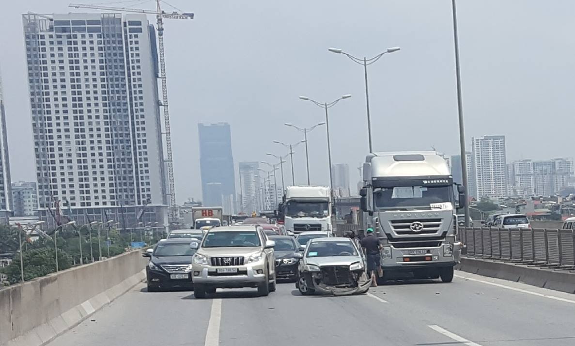 Container va cham oto con anh 1