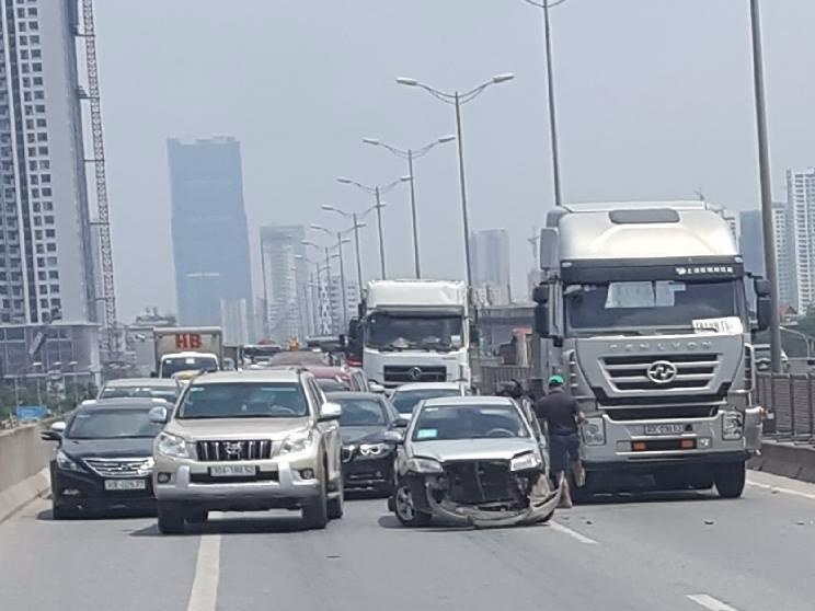 Vanh dai tren cao un tac hon 2 gio sau va cham xe container, oto con hinh anh