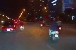 Tai xe oto danh lai tra dua 3 thanh nien danh vong tren duong hinh anh