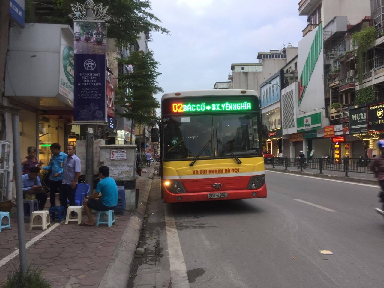 Nam thanh nien trong thuong sau va cham voi xe buyt hinh anh