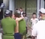 Vi pham giao thong, 3 thanh nien lao vao hanh hung thuong uy canh sat hinh anh